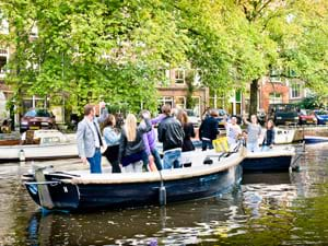 Sloepengame rally als personeelsuitje in Amsterdam